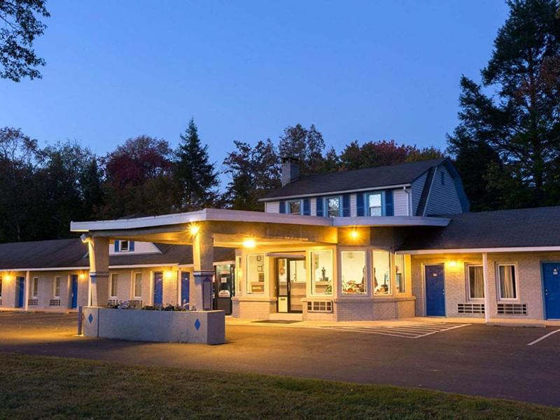 ברטונסוויל Pocono Night Lodge מראה חיצוני תמונה